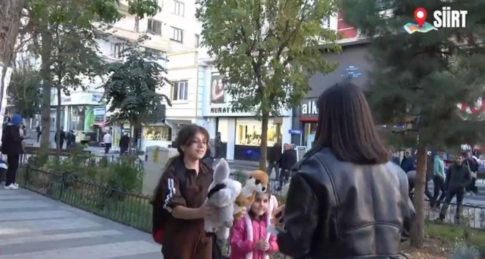 Siirt’te Polislerin Çocuklara Sosyal Deney Çalışmasında Renkli Görüntüler Ortaya Çıktı
