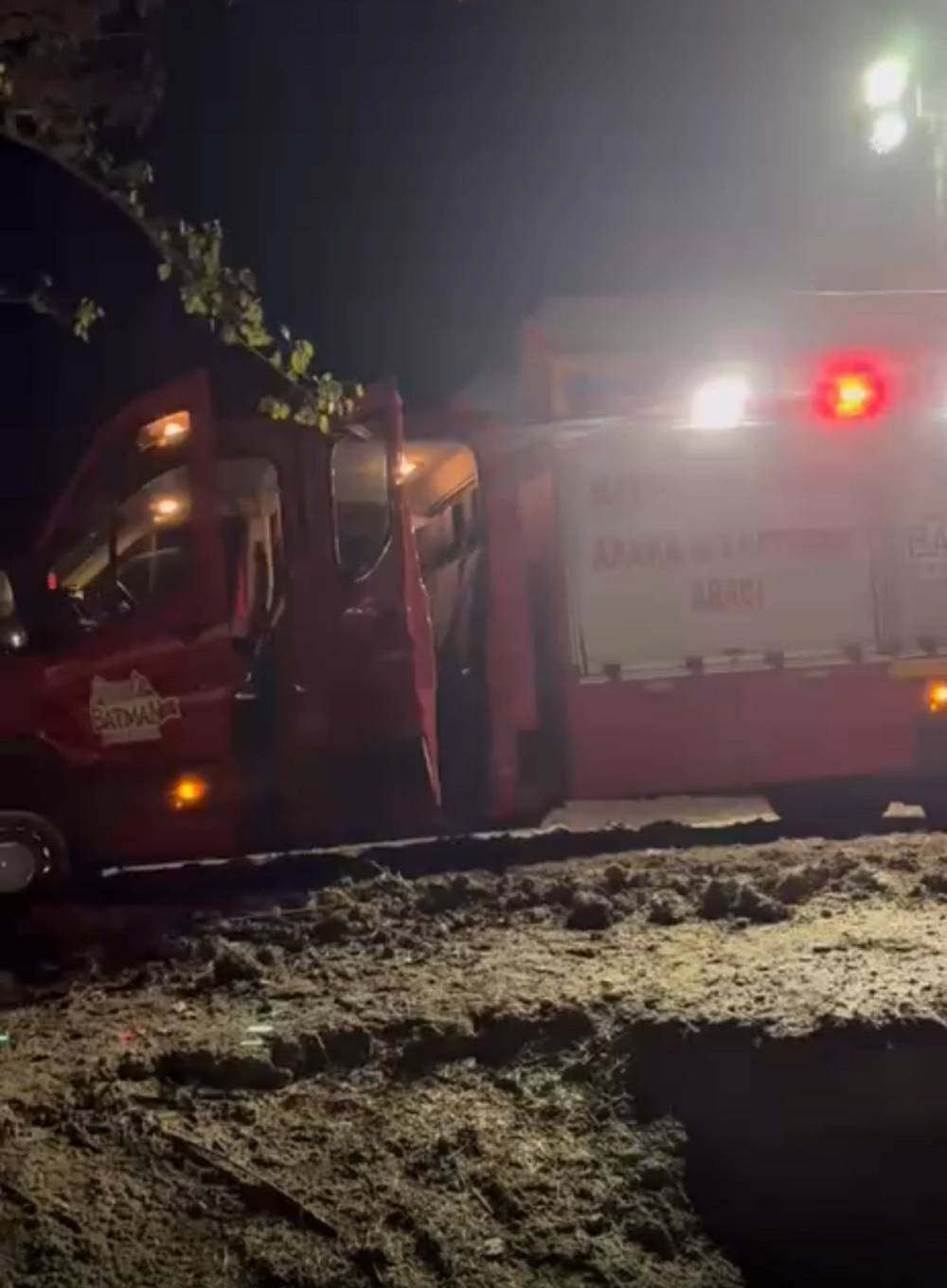 Su Kuyusuna Düşen Çakalı İtfaiye Ekipleri Kurtardı