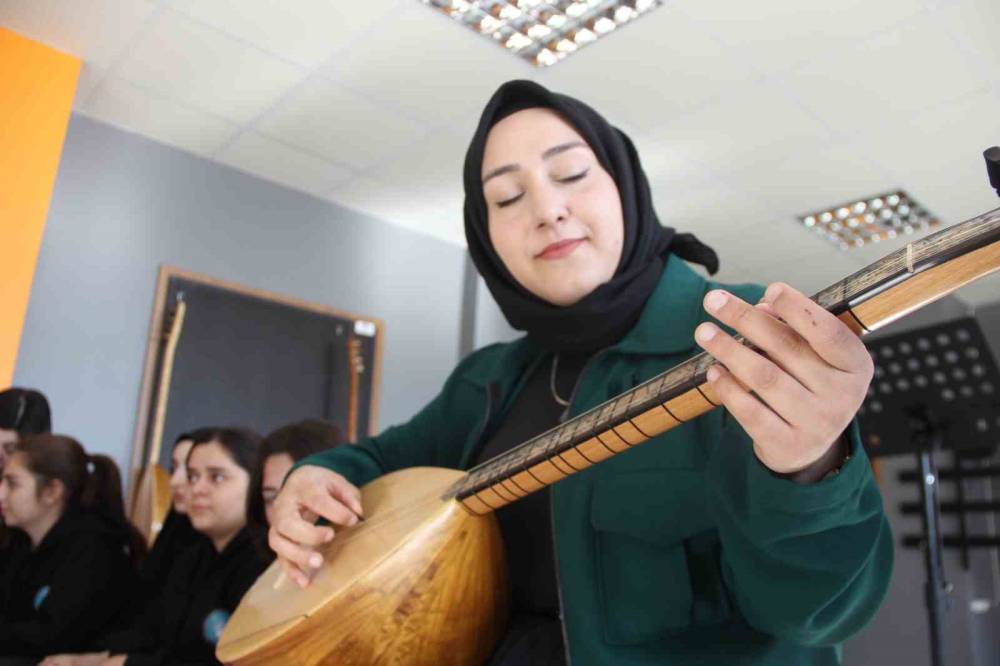 Şırnak'ta Hayallerin Peşinden Giden Öğretmen: Babasının Vasiyetini Gerçekleştirdi