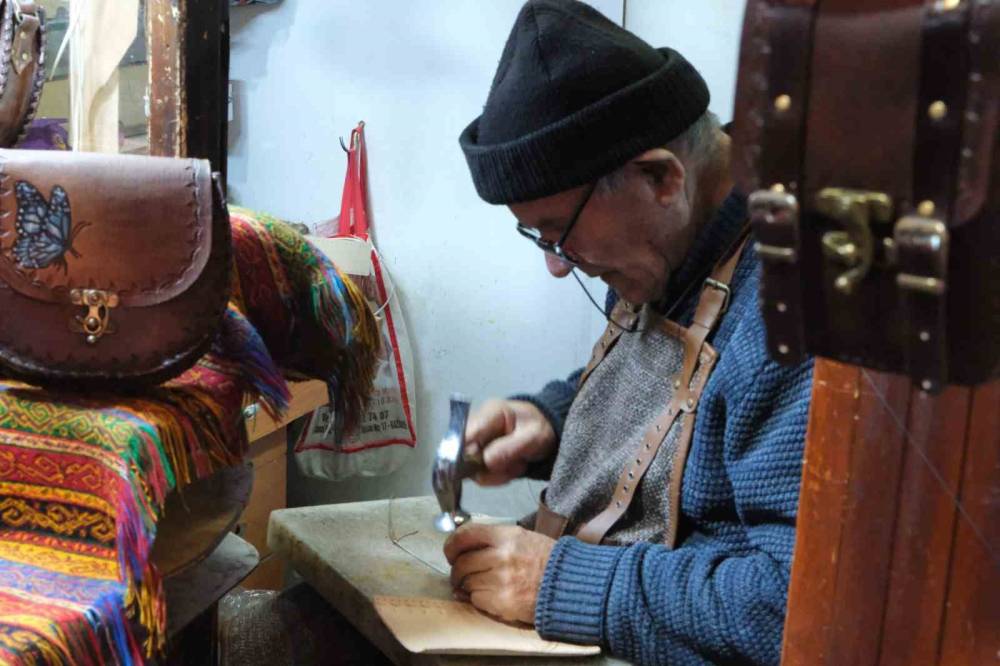 66 Yıldır Teknolojiye Direnerek Çanta Yapıyor