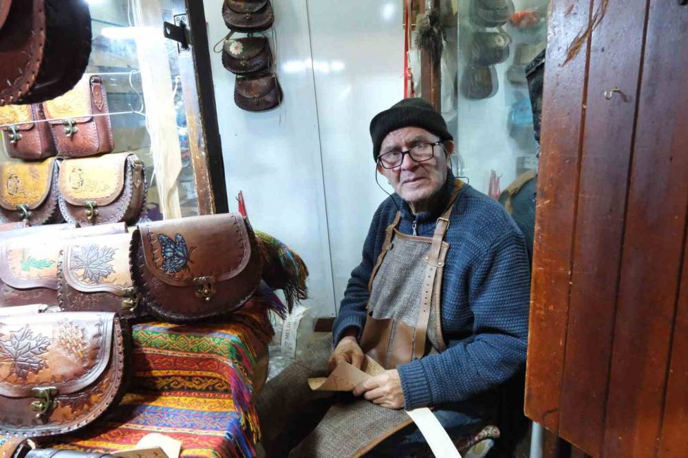 66 Yıldır Teknolojiye Direnerek Çanta Yapıyor