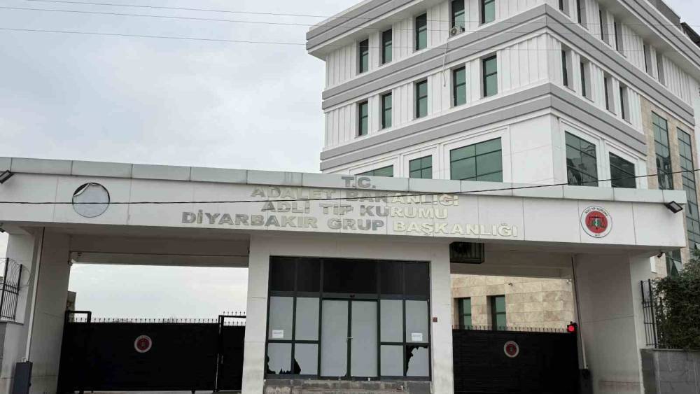 Diyarbakır’da Halı Saha Dönüşü Otomobile Silahlı Saldırı: 1 Ölü, 1 Yaralı