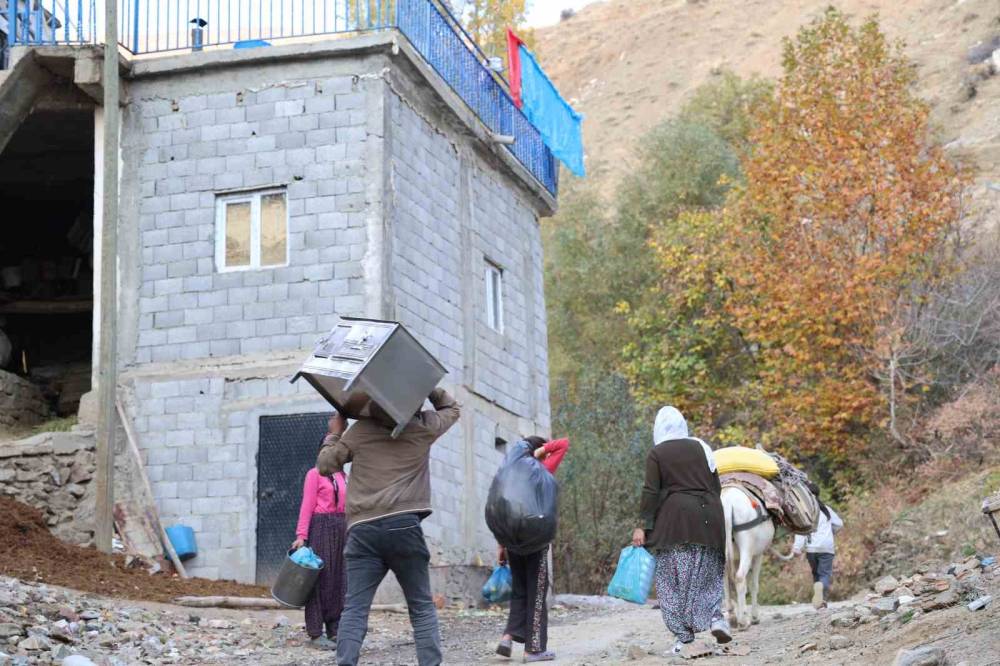 Diyarbakır’ın Kırsal Mahallesinde Yükler Eşeklerle Evlere Götürülüyor