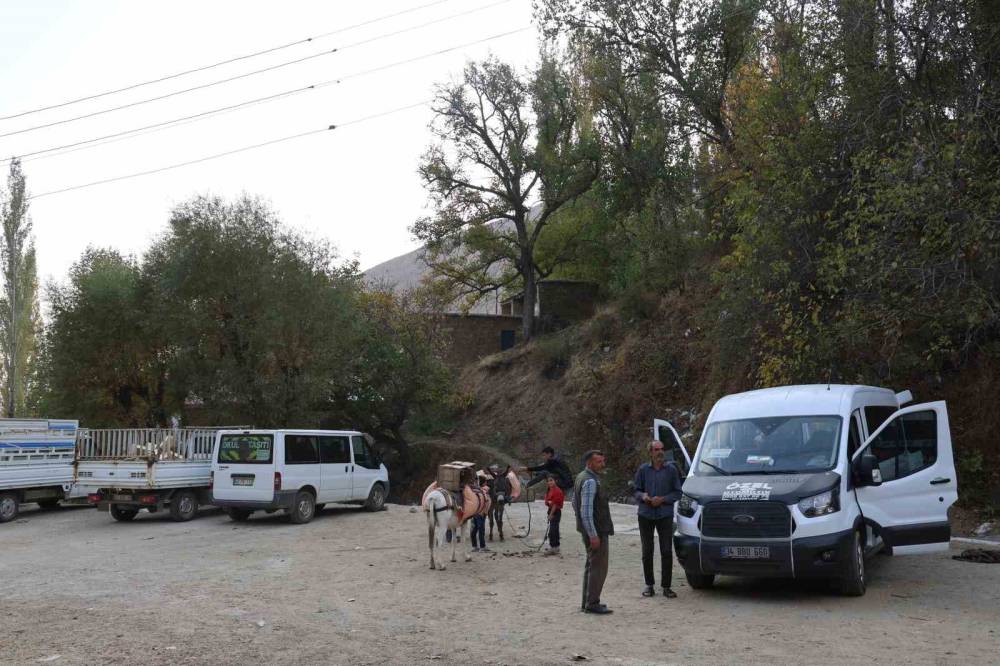 Diyarbakır’ın Kırsal Mahallesinde Yükler Eşeklerle Evlere Götürülüyor