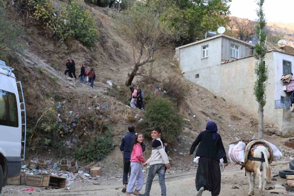 Diyarbakır’ın Kırsal Mahallesinde Yükler Eşeklerle Evlere Götürülüyor