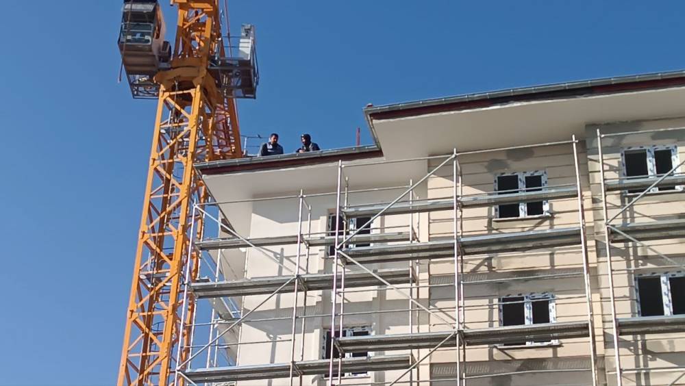 İntihar Girişiminde Bulunan Arkadaşlarına Aldırış Etmeden Çalışmaya Devam Ettiler