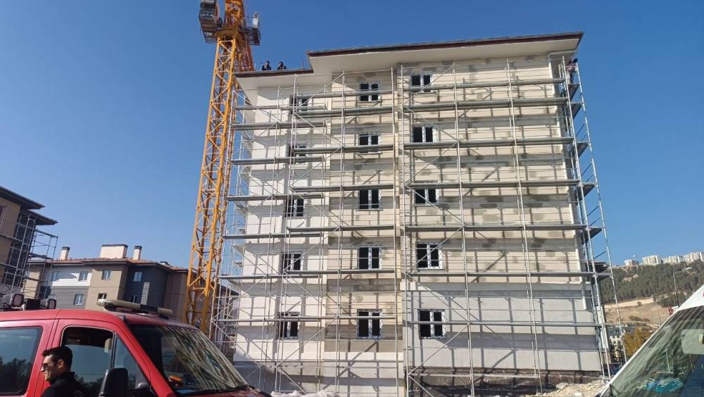 İntihar Girişiminde Bulunan Arkadaşlarına Aldırış Etmeden Çalışmaya Devam Ettiler