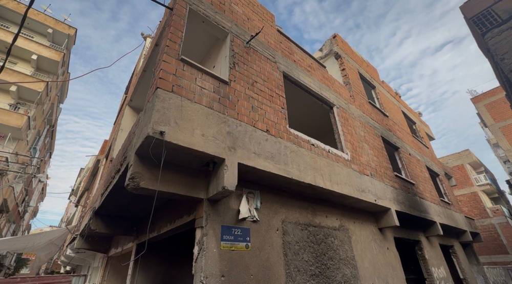 Ağır Hasarlı Binayı Yıkarken Molozların Altında Kaldı