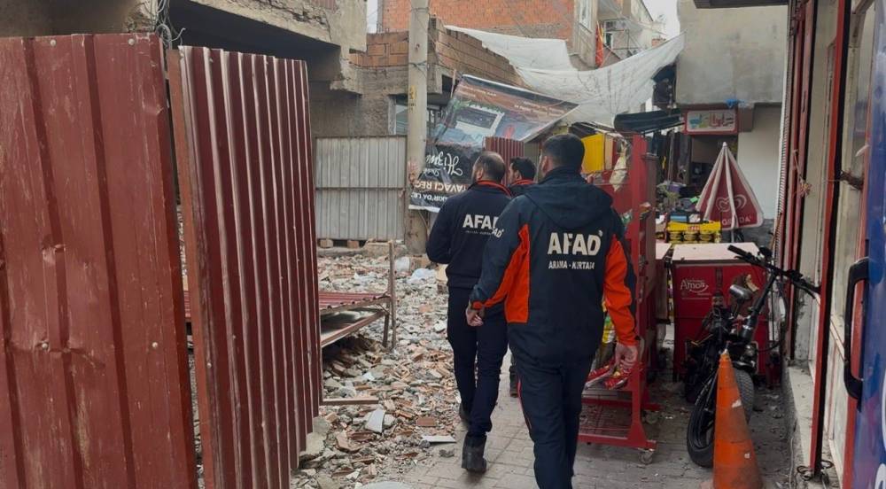 Ağır Hasarlı Binayı Yıkarken Molozların Altında Kaldı