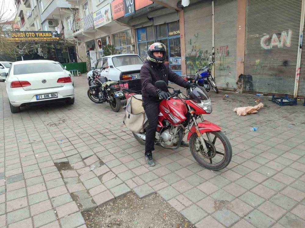 Ceza Yedi, Kaskı Başına Geçirerek Motosiklet Sürücülerine Uyarıda Bulundu