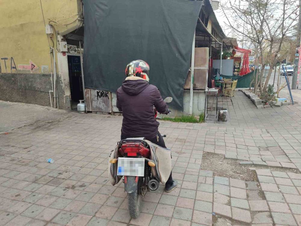 Ceza Yedi, Kaskı Başına Geçirerek Motosiklet Sürücülerine Uyarıda Bulundu