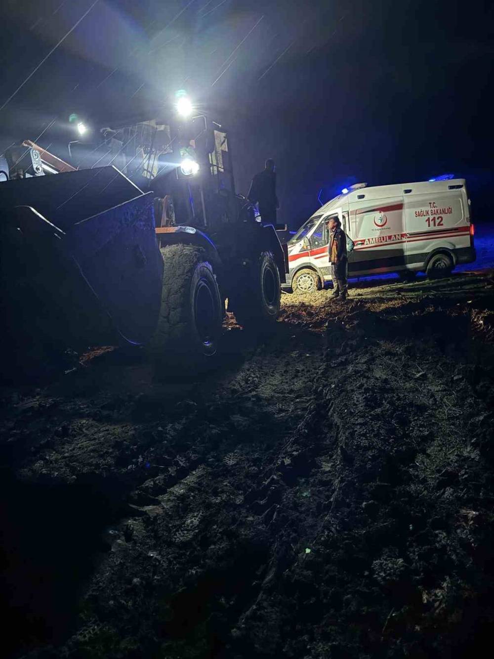 Batman’da Hasta Almaya Giderken Yolda Kalan Ambulansı Özel İdare Ekipleri Kurtardı