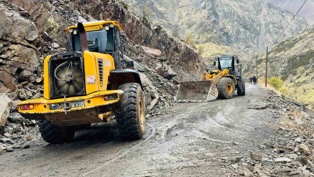 Şırnak'ta Etkili Yağışlar Nedeni ile Düşen Kaya Parçaları Yolu Ulaşıma Kapattı
