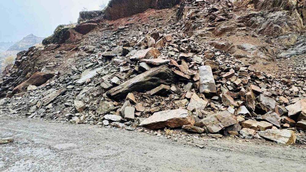 Şırnak'ta Etkili Yağışlar Nedeni ile Düşen Kaya Parçaları Yolu Ulaşıma Kapattı