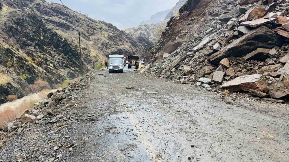 Şırnak'ta Etkili Yağışlar Nedeni ile Düşen Kaya Parçaları Yolu Ulaşıma Kapattı