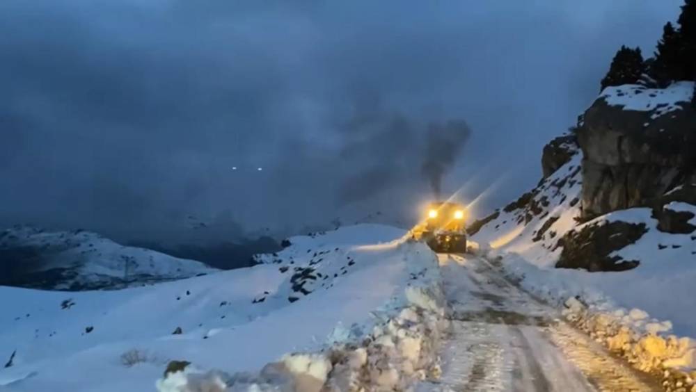 Şırnak’ta Kardan Dolayı Kapanan Yolların Açılması İçin Çalışmalar Devam Ediyor