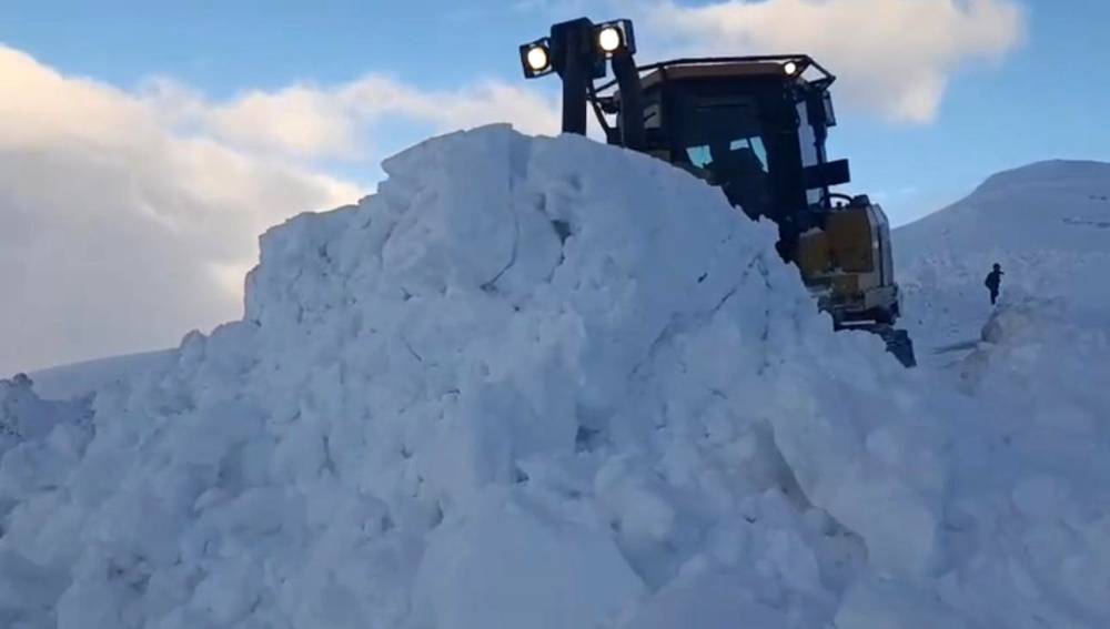 Şırnak’ta Kardan Kapanan Yolları Açan Ekipler, Eksi 20 Derecede Çalışıyor