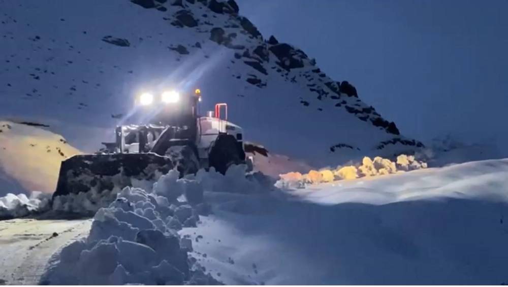 Şırnak’ta Kardan Kapanan Yolları Açan Ekipler, Eksi 20 Derecede Çalışıyor