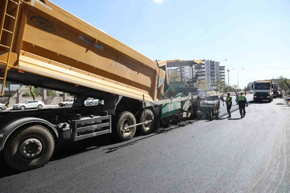Diyarbakır’da 170 Bin Ton Sıcak Asfaltla Kentin Ana Aksları Yenilendi