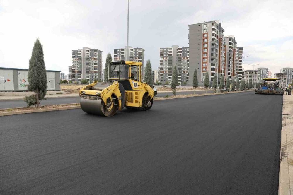 Diyarbakır’da 170 Bin Ton Sıcak Asfaltla Kentin Ana Aksları Yenilendi