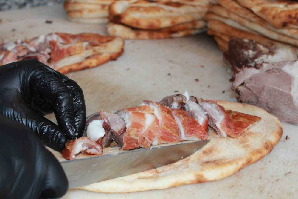 Gece Saat 1'de Yapımına Başlanıyor, Günlük 1 Tona Yakın Tüketiliyor