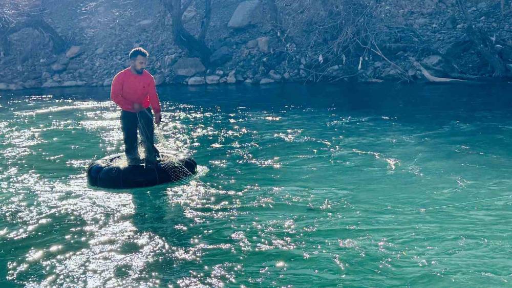 Şırnak'ta Sınırın Sıfır Noktasında Yakaladıkları Balıklarla Geçimlerini Sağlıyorlar