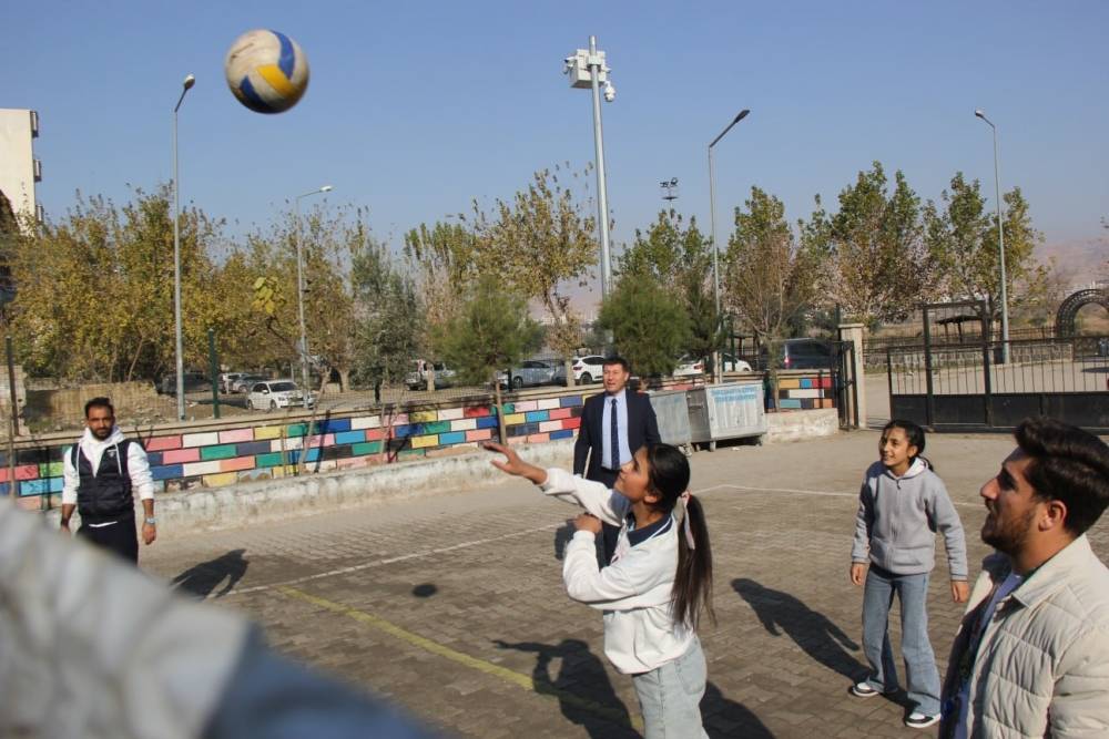 Cizre Milli Eğitim Müdürü İke, Öğrencilerle Voleybol Oynadı