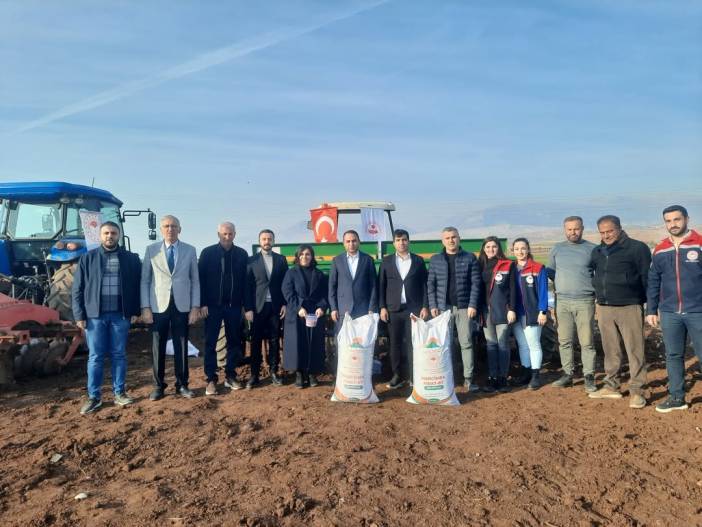 kaymakamimiz-sayin-caglar-partalin-katilimiyla-kirmizi-mercimek-yetistiriciliginin-gelistirilm.jpg