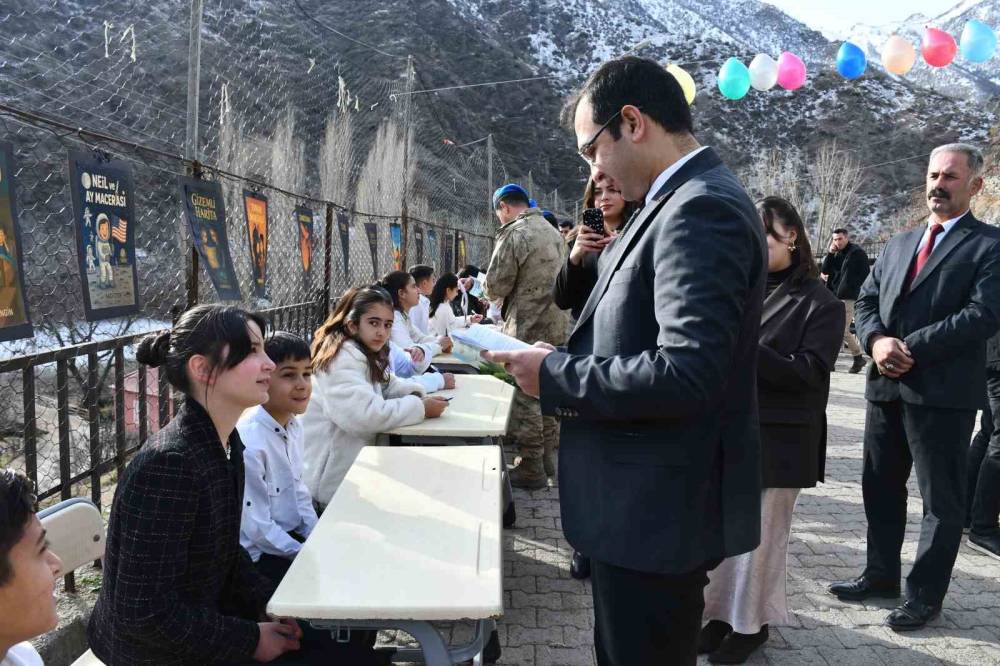 Şırnaklı Öğrenciler Köyde Kitap Yazıp İmza Günü Etkinliği Düzenledi