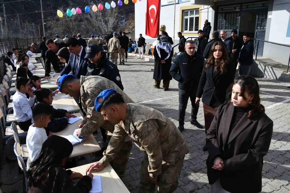 Şırnaklı Öğrenciler Köyde Kitap Yazıp İmza Günü Etkinliği Düzenledi