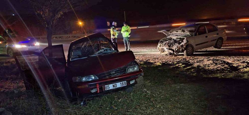 İki Otomobil Çarpıştı: 1 Ölü, 2 Yaralı