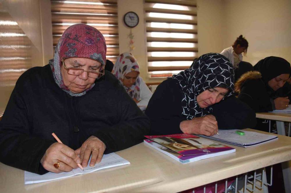 Yanlış Otobüse Binmemek İçin 65 Yaşında Okuma-yazma Öğrendi