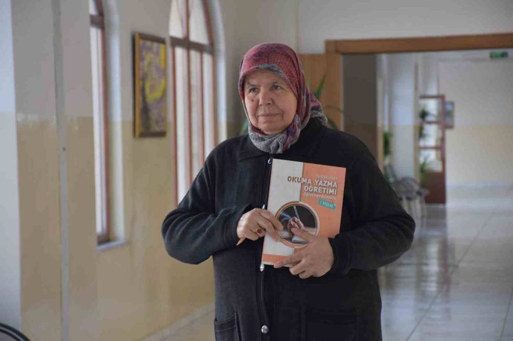 Yanlış Otobüse Binmemek İçin 65 Yaşında Okuma-yazma Öğrendi