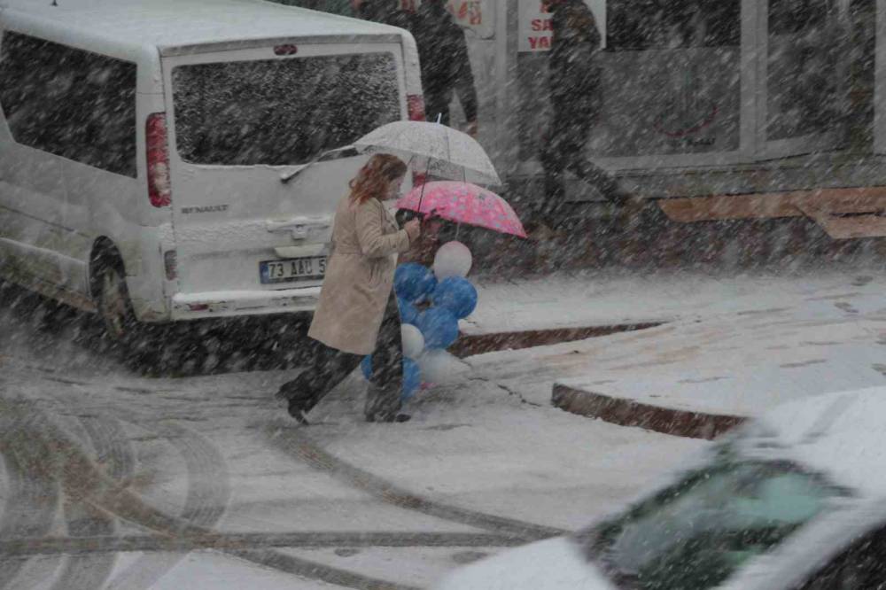 Cizre’ye 6 Yıl Sonra Kar Yağdı!