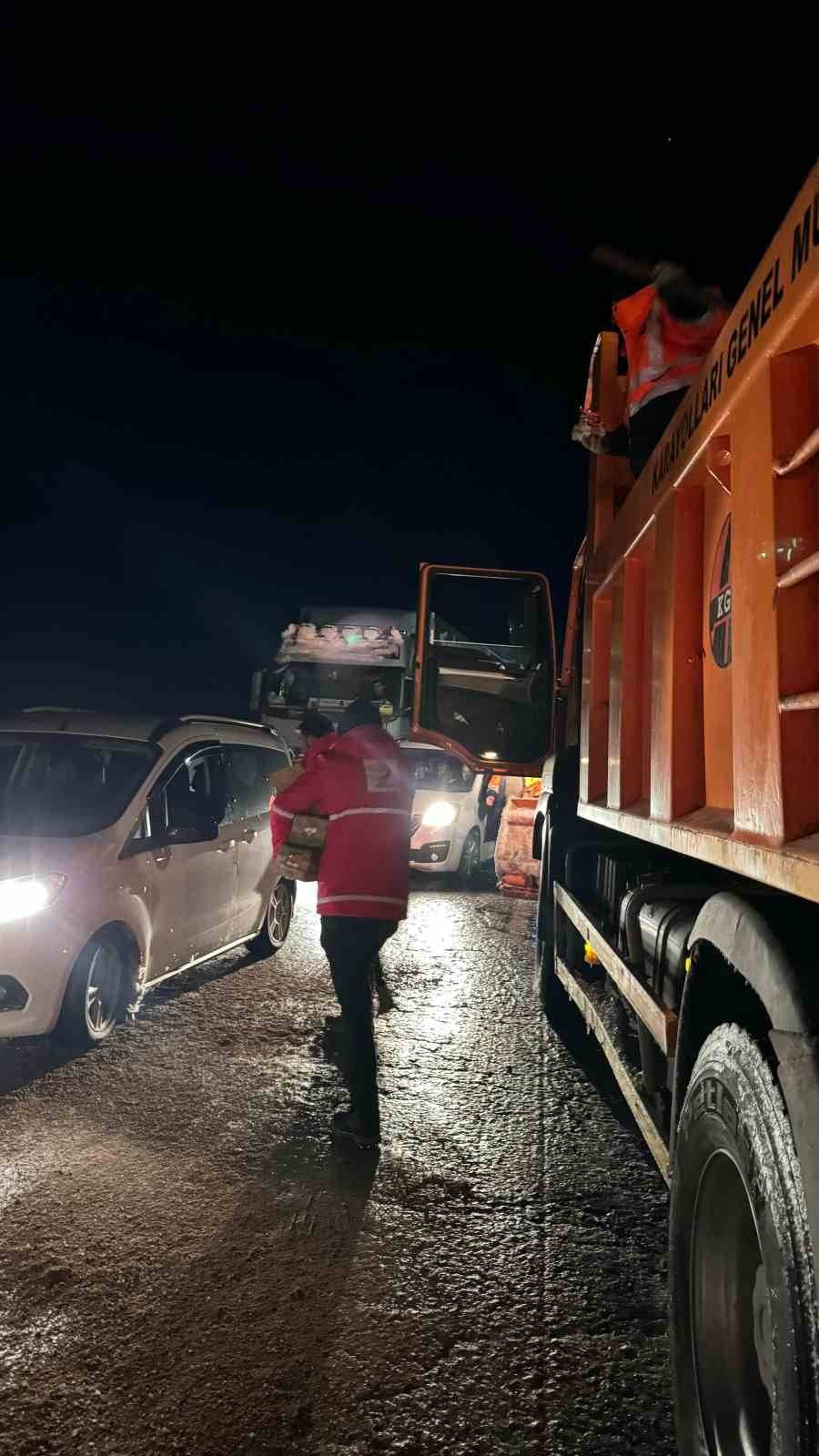 Cizre Kızılay’dan Yolda Kalan Tır Şoförlerine Sıcak Destek