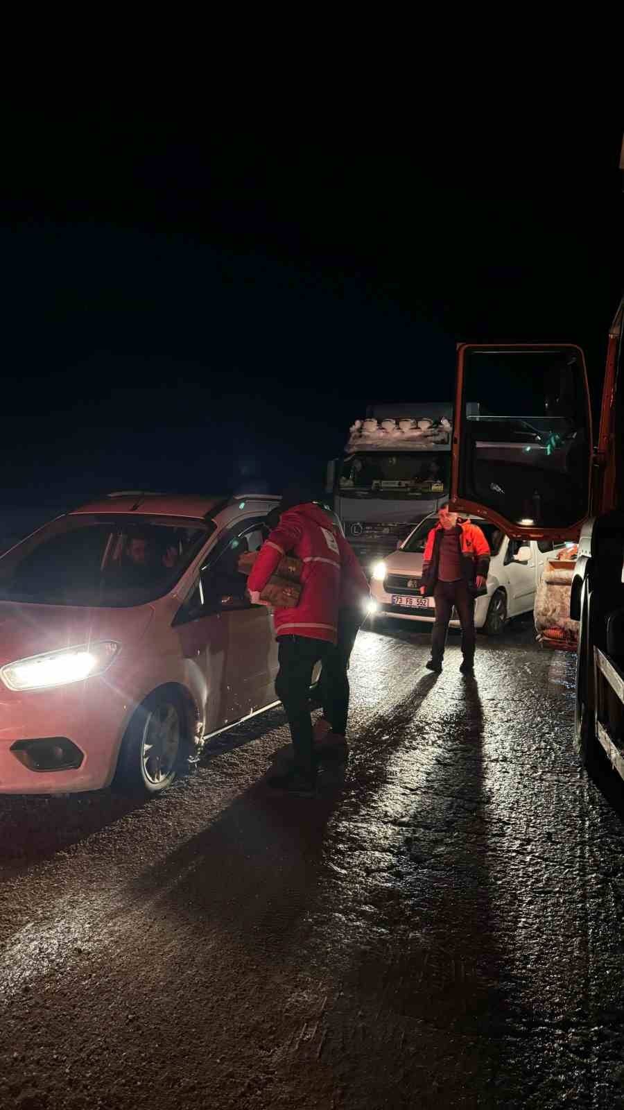 Cizre Kızılay’dan Yolda Kalan Tır Şoförlerine Sıcak Destek