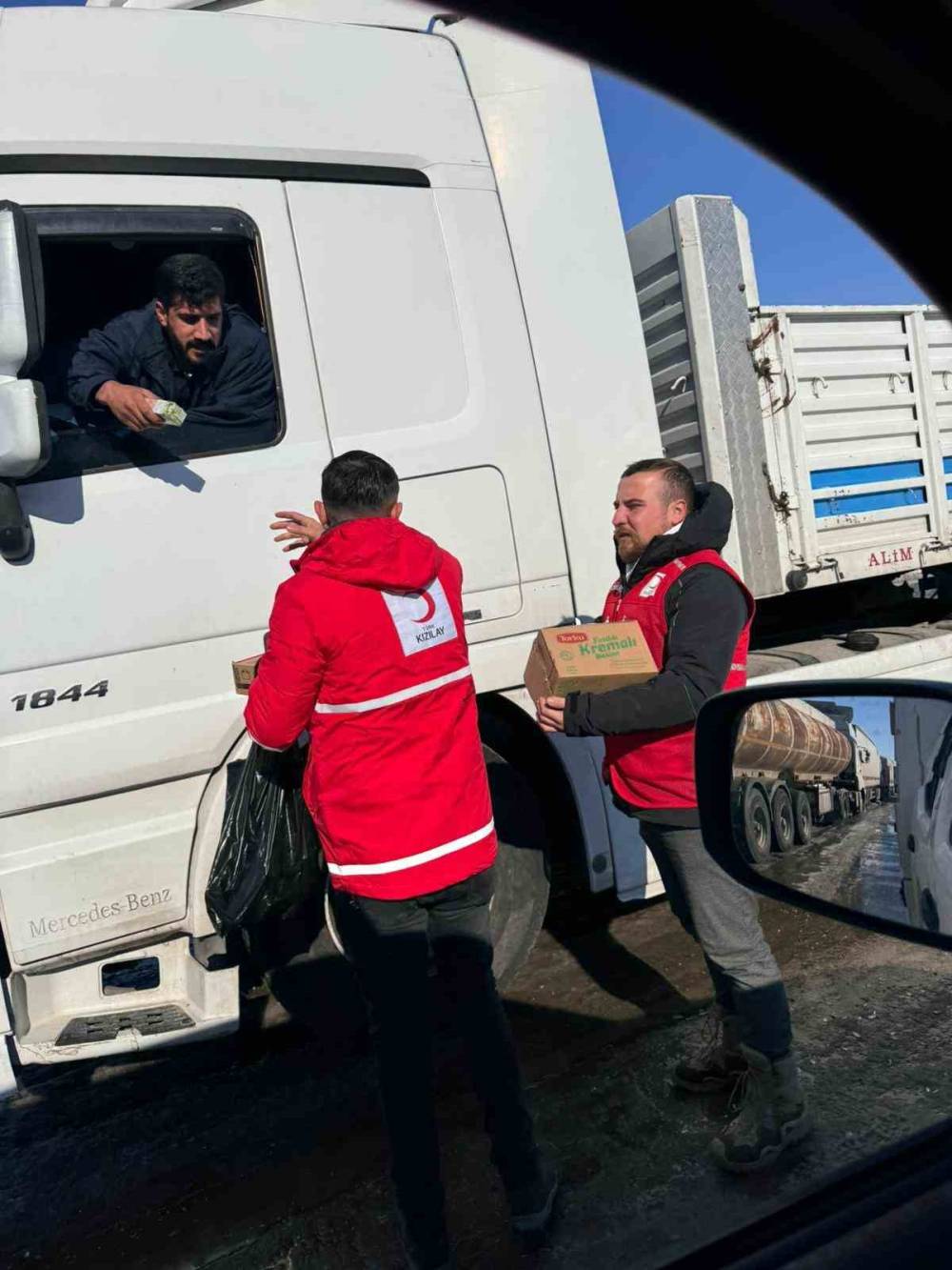 Cizre Kızılay’dan Yolda Kalan Tır Şoförlerine Sıcak Destek
