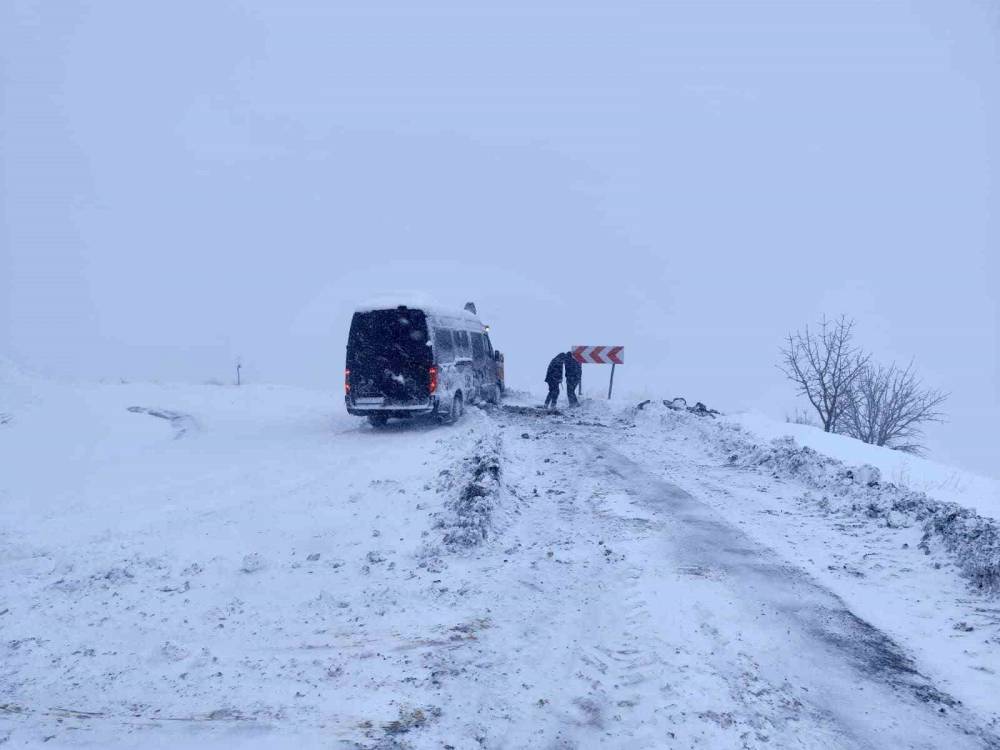 Şırnak’ta Karda Mahsur Kalanlar İçin Şenoba Belediye Ekipleri Seferber Oldu