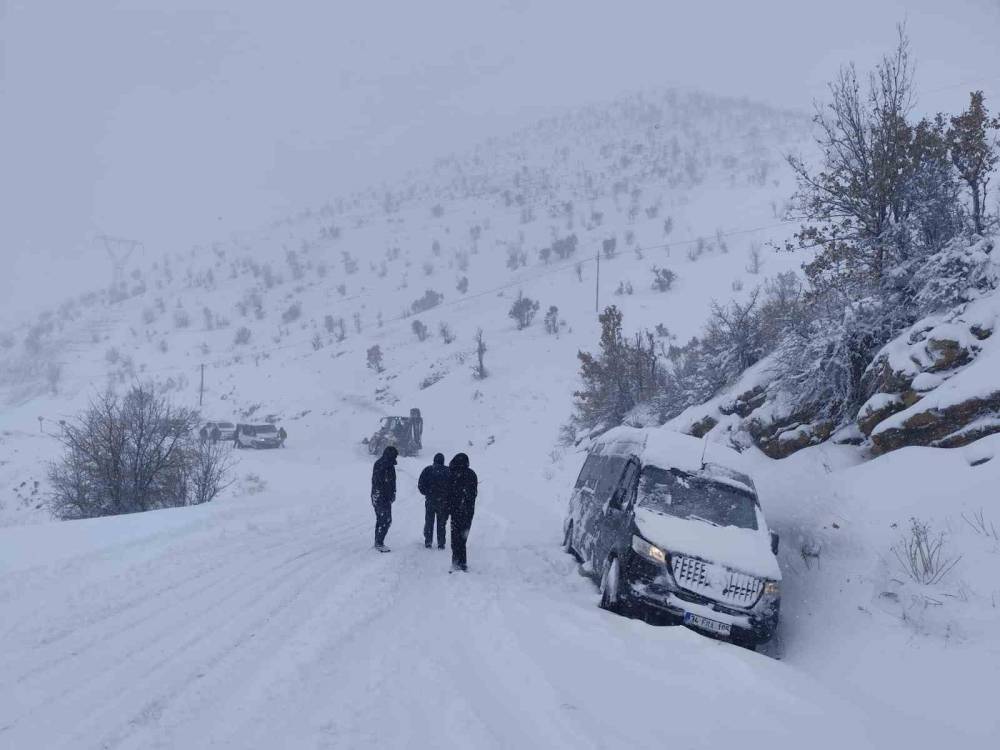 Şırnak’ta Karda Mahsur Kalanlar İçin Şenoba Belediye Ekipleri Seferber Oldu