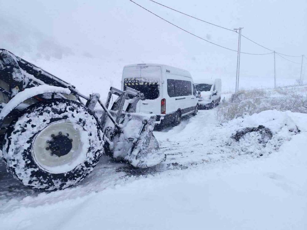 Şırnak’ta Karda Mahsur Kalanlar İçin Şenoba Belediye Ekipleri Seferber Oldu