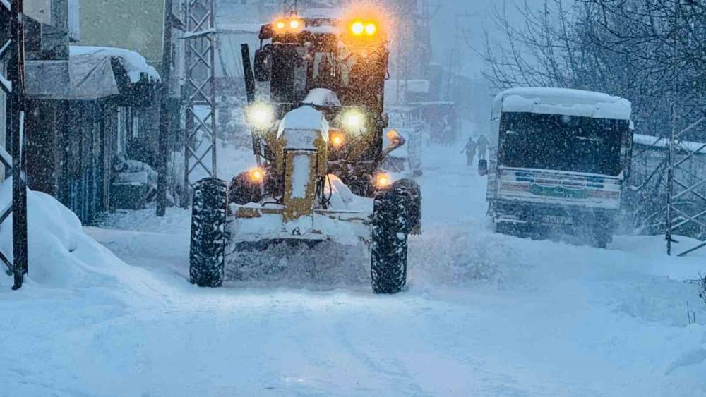 Şırnak'ta Mehmetçik Karla Kaplı Yolları Açtı