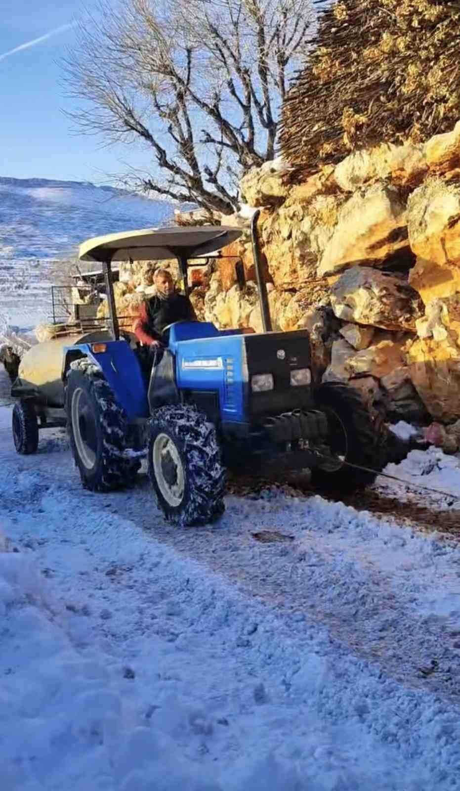 Buzlanmış Yolda Üç Traktörü Birbirine Bağlayıp Su Taşıdılar