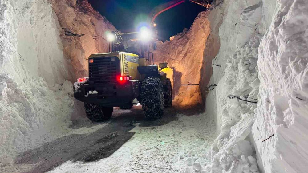 Şırnak'ta Ekiplerin 10 Metreyi Geçen Karda Zorlu Çalışması
