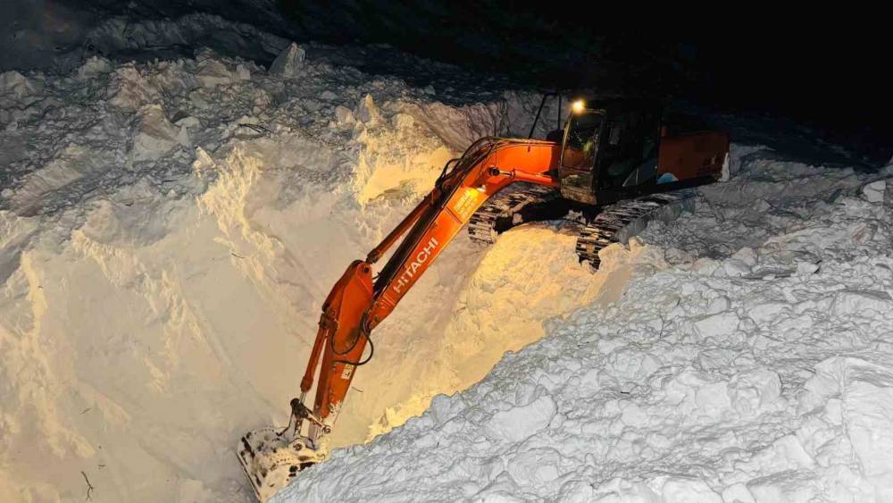 Şırnak'ta Ekiplerin 10 Metreyi Geçen Karda Zorlu Çalışması