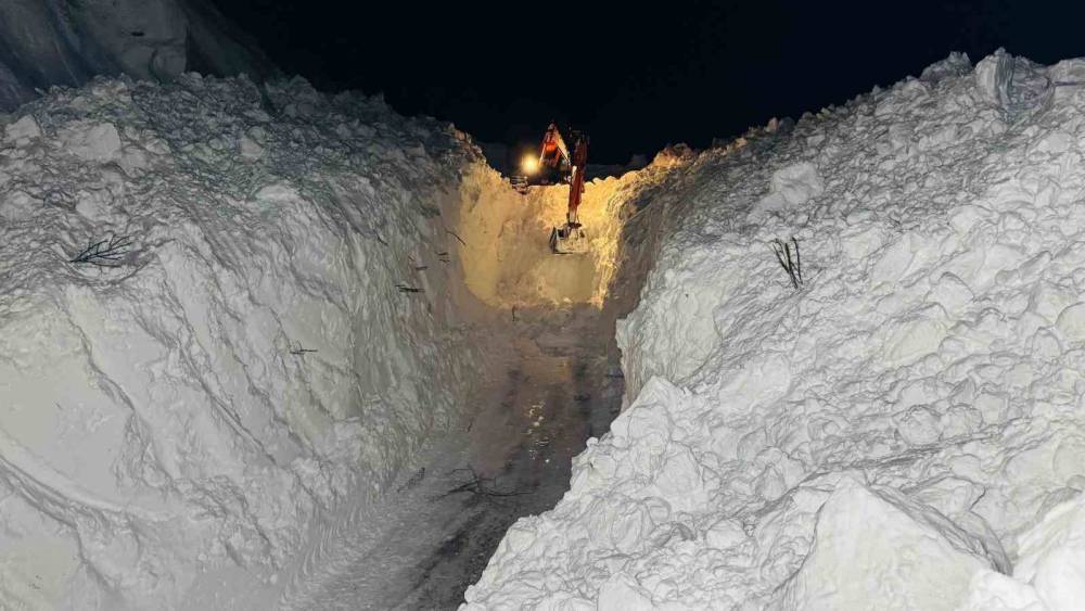 Şırnak'ta Ekiplerin 10 Metreyi Geçen Karda Zorlu Çalışması