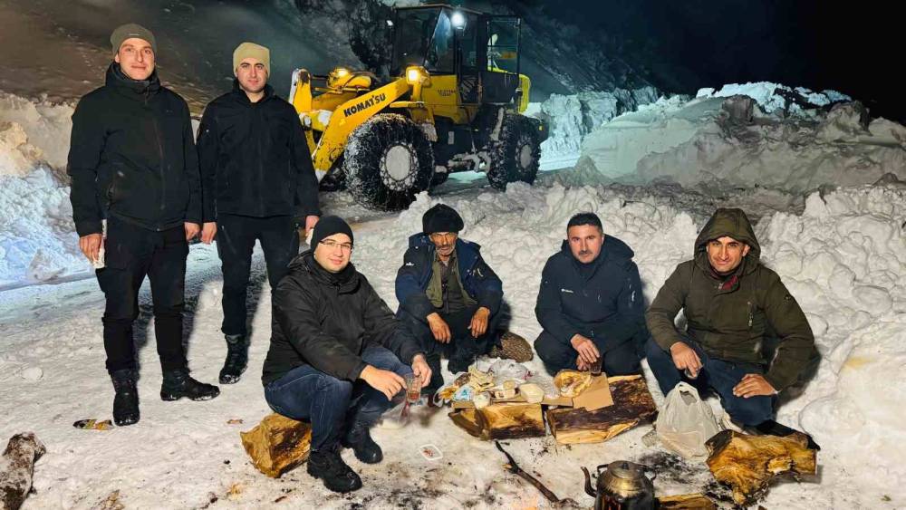 Şırnak'ta Ekiplerin 10 Metreyi Geçen Karda Zorlu Çalışması