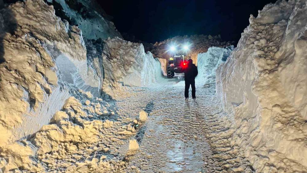 Şırnak'ta Ekiplerin 10 Metreyi Geçen Karda Zorlu Çalışması