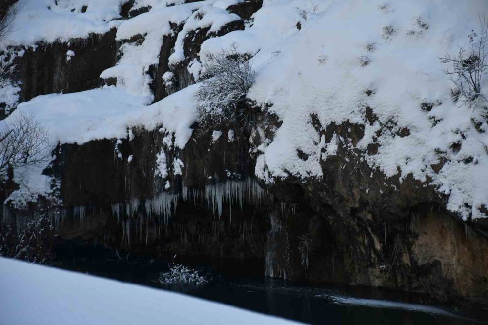 Şırnak'ta Soğuk Hava, Habur Çayı’nı Dondurdu