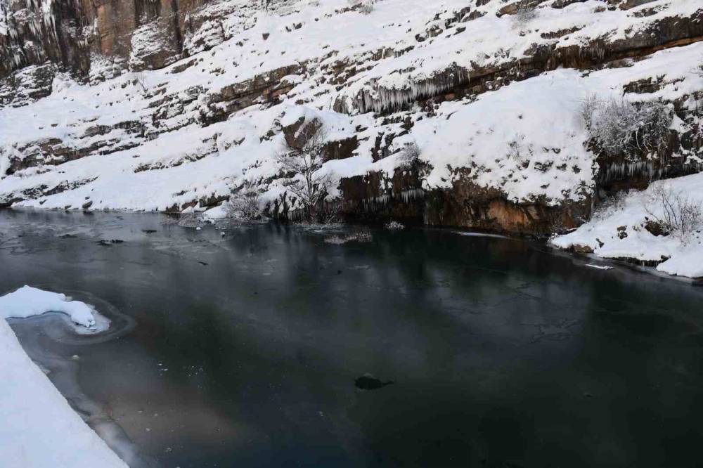 Şırnak'ta Soğuk Hava, Habur Çayı’nı Dondurdu