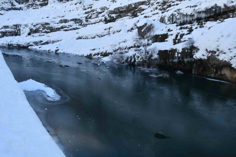 Şırnak'ta Soğuk Hava, Habur Çayı’nı Dondurdu